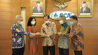 Presiden Direktur BCA Jahja Setiaatmadja (tengah), Wakil Presiden Direktur BCA Suwignyo Budiman (kedua dari kanan), Direktur BCA Subur Tan (kanan), Direktur BCA Vera Eve Lim (kedua dari kiri) dan Direktur BCA Rudy Susanto (kiri) di tengah acara Laporan Kinerja Keuangan BCA 2021 di Jakarta, Kamis (27/01).