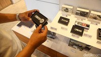 Bermacam pernak-pernik BMW juga dihadirkan di sini.