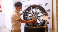 Selain tampilkan kendaraan terbaru, BMW Studio Tanjung Barat juga akan menghidupkan sejarah dan layanan khas BMW yang nyaman untuk para pelanggan dan fans BMW.
