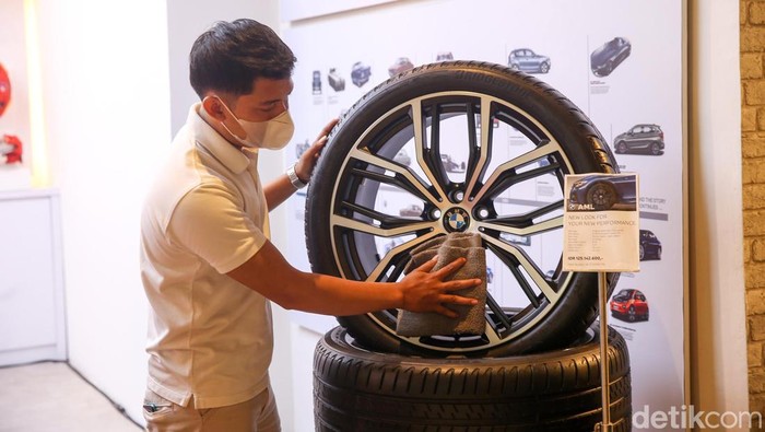 BMW Indonesia menghadirkan BMW Studio Tanjung Barat, Jakarta. Bermacam kendaraan dan pernak-pernik BMW bisa diburu di sini.