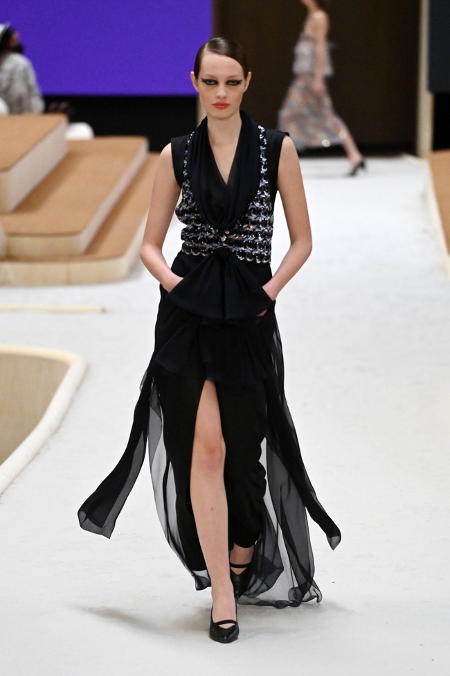 Inilah busana Chanel yang bergaya feminin untuk koleksi Haute Couture Spring 2022. Foto: Dok. Getty Images/Pascal Le Segretain.