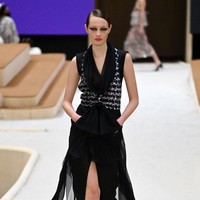 Inilah busana Chanel yang bergaya feminin untuk koleksi Haute Couture Spring 2022. Foto: Dok. Getty Images/Pascal Le Segretain.