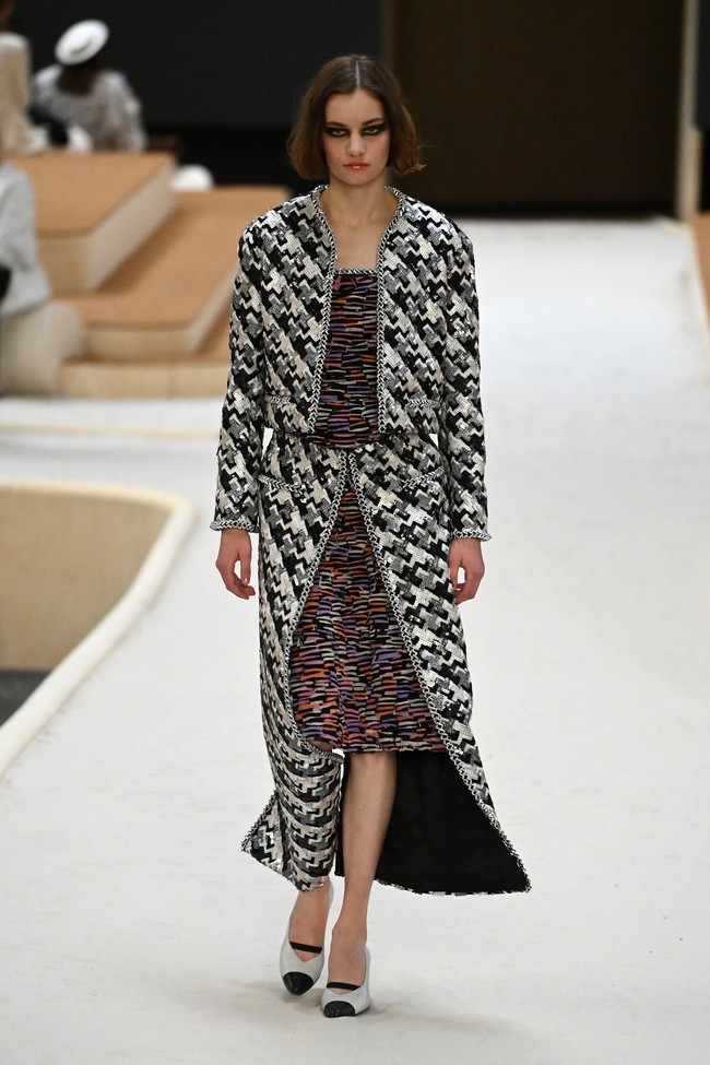 Inilah busana Chanel yang bergaya feminin untuk koleksi Haute Couture Spring 2022. Foto: Dok. Getty Images/Pascal Le Segretain.