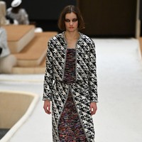 Inilah busana Chanel yang bergaya feminin untuk koleksi Haute Couture Spring 2022. Foto: Dok. Getty Images/Pascal Le Segretain.