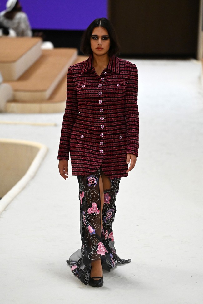 Inilah busana Chanel yang bergaya feminin untuk koleksi Haute Couture Spring 2022. Foto: Dok. Getty Images/Pascal Le Segretain.