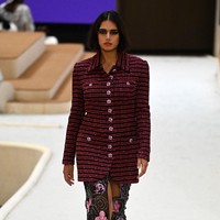 Inilah busana Chanel yang bergaya feminin untuk koleksi Haute Couture Spring 2022. Foto: Dok. Getty Images/Pascal Le Segretain.