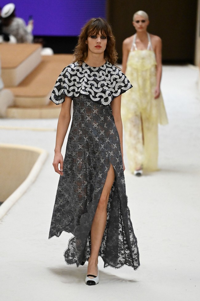 Inilah busana Chanel yang bergaya feminin untuk koleksi Haute Couture Spring 2022. Foto: Dok. Getty Images/Pascal Le Segretain.