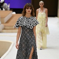 Inilah busana Chanel yang bergaya feminin untuk koleksi Haute Couture Spring 2022. Foto: Dok. Getty Images/Pascal Le Segretain.