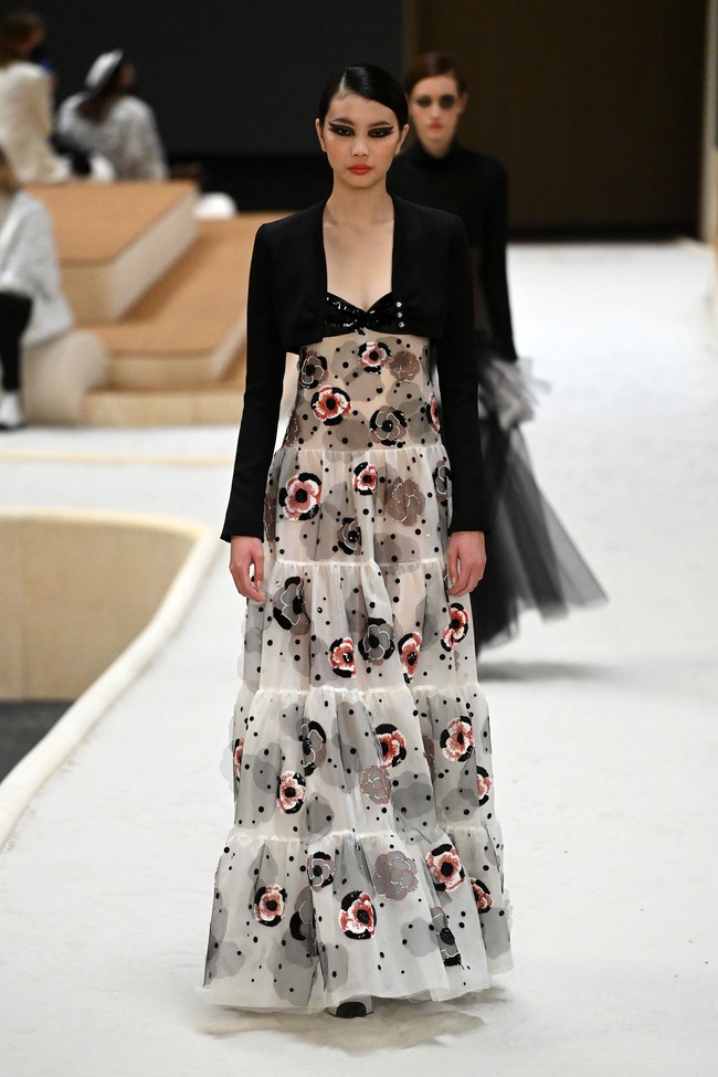 Inilah busana Chanel yang bergaya feminin untuk koleksi Haute Couture Spring 2022. Foto: Dok. Getty Images/Pascal Le Segretain.