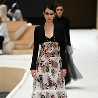 Inilah busana Chanel yang bergaya feminin untuk koleksi Haute Couture Spring 2022. Foto: Dok. Getty Images/Pascal Le Segretain.