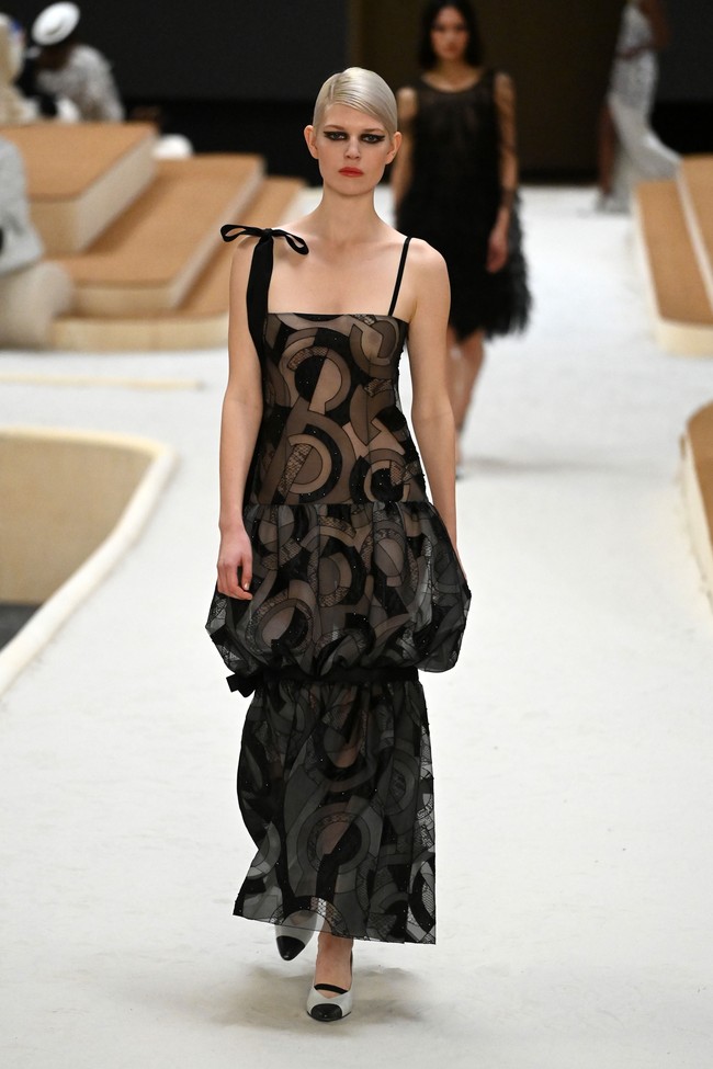 Inilah busana Chanel yang bergaya feminin untuk koleksi Haute Couture Spring 2022. Foto: Dok. Getty Images/Pascal Le Segretain.