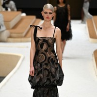 Inilah busana Chanel yang bergaya feminin untuk koleksi Haute Couture Spring 2022. Foto: Dok. Getty Images/Pascal Le Segretain.