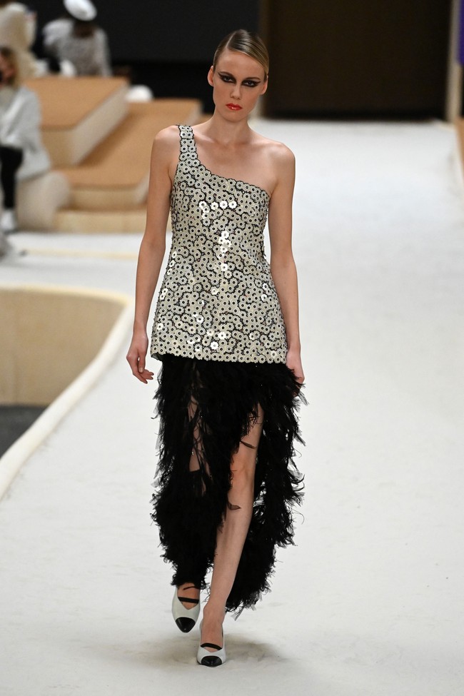 Inilah busana Chanel yang bergaya feminin untuk koleksi Haute Couture Spring 2022. Foto: Dok. Getty Images/Pascal Le Segretain.