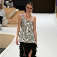 Inilah busana Chanel yang bergaya feminin untuk koleksi Haute Couture Spring 2022. Foto: Dok. Getty Images/Pascal Le Segretain.