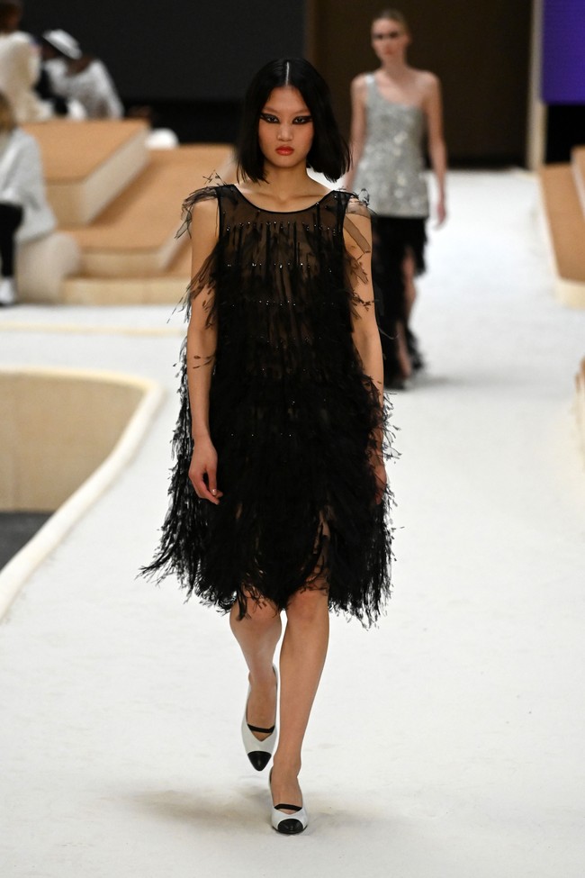 Inilah busana Chanel yang bergaya feminin untuk koleksi Haute Couture Spring 2022. Foto: Dok. Getty Images/Pascal Le Segretain.