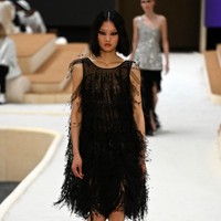 Inilah busana Chanel yang bergaya feminin untuk koleksi Haute Couture Spring 2022. Foto: Dok. Getty Images/Pascal Le Segretain.