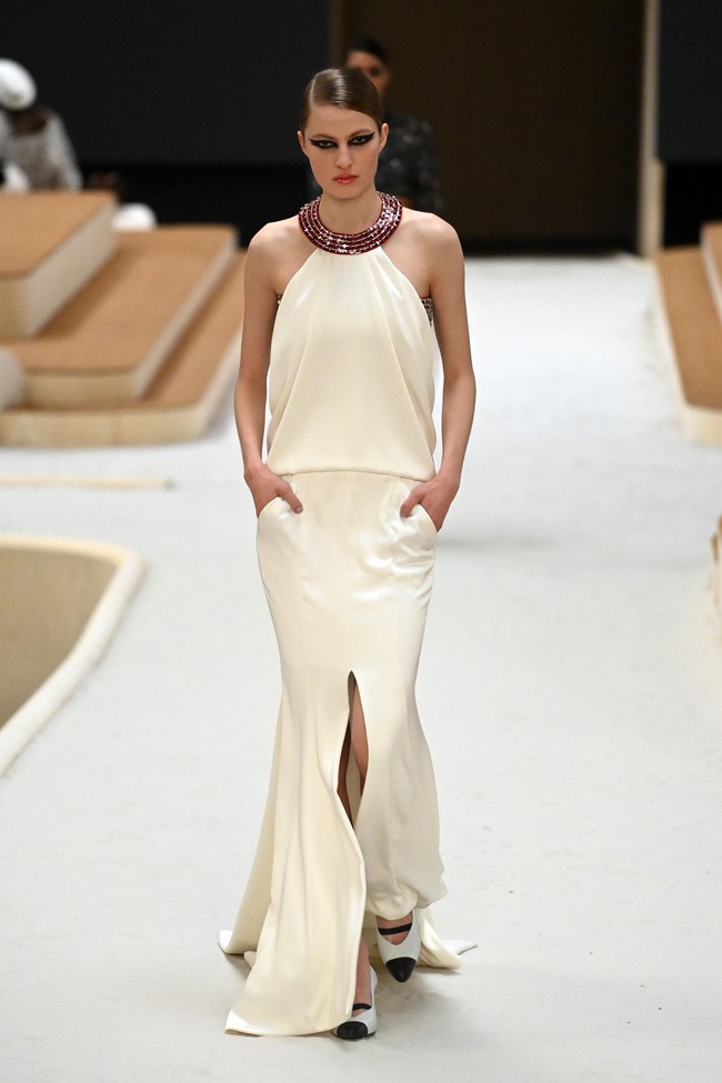 Inilah busana Chanel yang bergaya feminin untuk koleksi Haute Couture Spring 2022. Foto: Dok. Getty Images/Pascal Le Segretain.