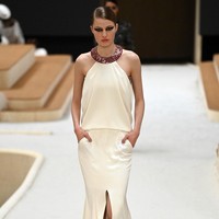 Inilah busana Chanel yang bergaya feminin untuk koleksi Haute Couture Spring 2022. Foto: Dok. Getty Images/Pascal Le Segretain.