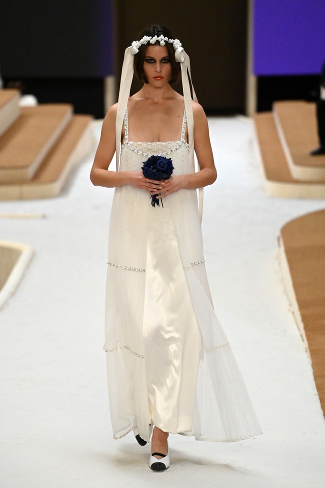 Inilah busana Chanel yang bergaya feminin untuk koleksi Haute Couture Spring 2022. Foto: Dok. Getty Images/Pascal Le Segretain.