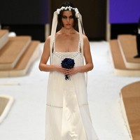 Inilah busana Chanel yang bergaya feminin untuk koleksi Haute Couture Spring 2022. Foto: Dok. Getty Images/Pascal Le Segretain.