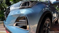 Grille-nya dikawal dengan lampu utama LED yang lengkap dengan lampu kabutnya. Dimensi Chery Tiggo 4 ini juga cukup kompak. Secara dimensi, Tiggo 4 Pro hadir dengan panjang 4.358 mm, lebar 1.830 mm, dan tinggi 1.670 mm.  