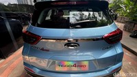 Sedangkan bagian belakangnya, hadir dengan desain yang lumayan ramai. Di bagian atas tampak ada spoiler berukuran kecil, lalu di tengahnya ada garnish chrome yang dijepit dengan lampu belakang LED.   
