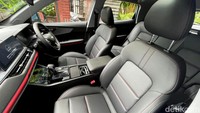 Sentuhan sporty juga dihadirkan Chery melalui aksen merah yang terdapat pada bagian bumper depan, side skirt, hingga bumper belakang. Selain itu, banyak pula sentuhan warna merah di bagian interior-nya.  