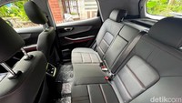 Masuk ke dalam kabin belakangnya, aura lega langsung terasa. Hal ini disebabkan oleh Chery Tiggo 4 Pro memiliki jarak sumbu roda 2.630 mm. Dalam pengetesan kali ini, saya yang punya tinggi 175 cm mendapat ruang kaki tersisa lebih dari lima jari dan ruang kepala yang tersisa banyak.