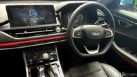 Area cockpit dari Tiggo 4 Pro ini yang paling bikin gagal fokus. Chery menyematkan instrumen kluster full digital yang atraktif dan juga informatif. Selain itu, Chery juga memberikan setir model flat bottom yang menguatkan kesan sporty-nya. Untuk urusan hiburan, Tiggo 4 Pro mengandalkan headunit layar sentuh yang berukuran cukup besar. Terlihat headunit ini dapat disambungkan ke smartphone dan memiliki fitur Apple CarPlay hingga Android Auto.