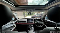 Selain itu, Chery Tiggo 4 Pro hadir dengan sun roof di bagian depan yang membuat kabin depannya lebih terasa homey. Selain itu, balutan kulit warna hitam dengan jahitan merah membuat suasana kabin terkesan mewah.  