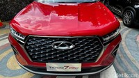 Di bagian depan, Tiggo 7 pro hadir dengan grille yang membentuk aksen bintik-bintik dan lebih dewasa. Grille-nya dijepit oleh lampu utama proyektor LED yang desainnya menyipit.