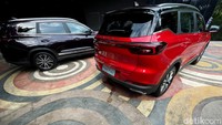 Geser ke belakang, desain Tiggo 7 Pro ini cukup ikonik. Satu hal yang jelas akan menjadi ciri khasnya di jalanan adalah model lampu belakangnya yang melintang dan juga tampak modern. Namun di belakang sini, Tiggo 7 Pro terlihat punya ruang yang cukup kosong dan hadirnya aksen knalpot palsu membuatnya kian memaksakan unsur sporty.