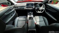 Area cockpit dari Tiggo 7 Pro ini tak kalah menarik. Layar instrumen kluster yang digital langsung menyambut ketika kita masuk, dan model setirnya pun sporty dengan aksen flat bottom. Namun bagian paling mencolok dari Tiggo 7 Pro ini adalah konsol tengahnya. Chery menyematkan shifter model kekinian yang sudah elektrik. Selain itu, pengaturan AC-nya pun tampak atraktif dengan model panel sentuh.