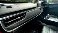 Menilik ke area hiburannya, Chery ternyata menyematkan headunit layar sentuh, dan punya beragam fitur yang kekinian seperti Apple Car Play hingga Android Auto. Asyiknya, di area kompartemen penyimpanan tengah di bawah arm rest supir terdapat modul wireless charging dan USB port. Kompartemen ini juga berukuran cukup besar dan dapat menampung berbagai barang.