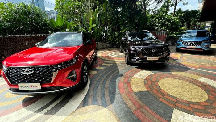 Pabrikan mobil asal China, Chery pamerkan 3 SUV yang akan dihadirkan di Indonesia. Salah satunya Tiggo 8 Pro yang siap tantang Pajero Sport-Fortuner. Penasaran?
