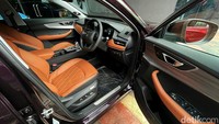 Masuk ke dalam kabinnya, aura mewah sangat kental menyambut. Selain karena pemilihan warna interior yang memadukan antara warna coklat dan hitam, Tiggo 8 Pro juga tampak mewah kabinnya berkat panoramic roof yang besar. 