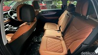 Khas Chery Tiggo series, model instrumen kluster dan headunit yang hadir di Tiggo 8 Pro ini serba digital dan memanjakan mata. Namun khusus di Tiggo 8 Pro ini informasi yang ditampilkan di instrumen klusternya ini lebih lengkap dan atraktif penyajiannya.