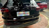 Dari belakang, Tiggo 8 Pro punya aura yang berwibawa. Tidak ada aksen meruncing yang sporty dan mayoritas garis desainnya membulat. Hal yang membuatnya makin terlihat garang dari belakang adalah model muffler tip-nya yang pipih dan matching dengan bahasa desain Tiggo 8 Pro dari belakang.