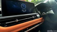 Bagian yang bikin gagal fokus adalah konsol tengah di bawah headunit-nya. Tiggo 8 Pro mengandalkan pengaturan AC yang digital, dengan layar kecil, dan dengan panel sentuh yang menyenangkan untuk dimainkan. Sementara untuk shifter-nya hadir mirip dengan kepunyaan Tiggo 7 Pro yang sudah elektronik. Chery juga menghadirkan rem parkir elektrik dan auto hold di Tiggo.