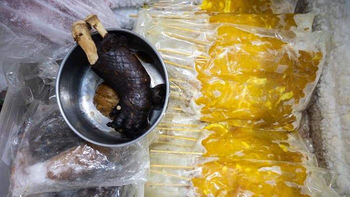 Daging Buaya Laris Manis di Thailand, Begini Lho Peternakannya Daging buaya tengah jadi primadona imbas naiknya harga daging babi di Thailand. Lantas seperti apa sih peternakan buaya yang tengah naik daun ini? Lihat yuk.