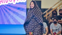 Danilla Riyadi mengenakan sarung di atas lapangan futsal. Foto: Arie Makamikameru