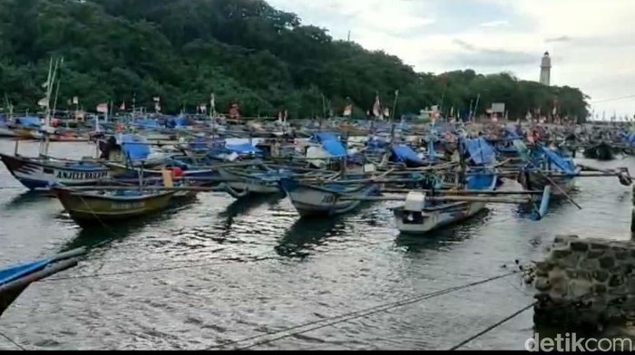Sudah beberapa hari para nelayan di kawasan Pantai Santolo Garut tidak bisa melaut. Hal itu terjadi dikarenakan angin kencang yang melanda kawasan laut selatan.