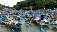 Dampak dari tidak melautnya para nelayan, ratusan kapal pencari ikan menumpuk di dermaga Pantai Santolo.