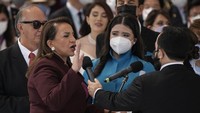 Xiomara Castro saat mengucap sumpah presiden, Kamis (27/1/2022).