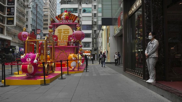 Hong Kong memangkas masa karantina bagi pelancong dari luar negeri. Awalnya masa karantina yang diwajibkan adalah 21 hari namun dipangkas menjadi 14 hari.