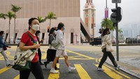 Sejumlah warga beraktivitas di kawasan Hong Kong, Jumat (28/1/2022).