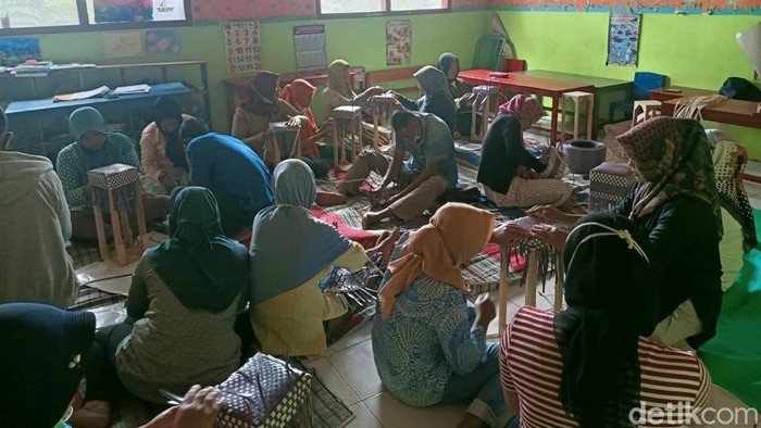 Ibu-ibu di Desa Selur, Kecamatan Ngrayun mendapat uang tambahan dari Badan Usaha Milik Desa (Bumdes). Mereka diajarkan membuat anyaman untuk tas plastik.