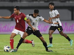 Evan Dimas (kanan) berebut bola dengan pemain Timnas Timor Leste Joao Panji. Performa babak pertama Indonesia memang sangat mengecewakan dan Dedik salah satu yang disorot warganet.