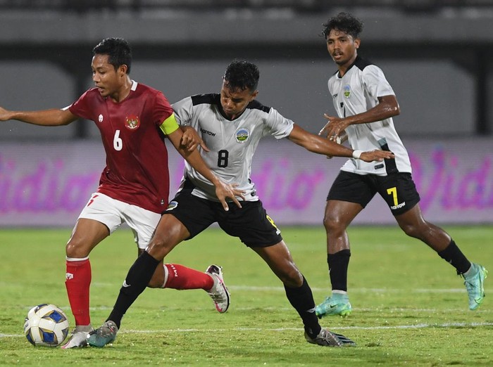 Pemain Timnas Indonesia Ronaldo (kiri) dihadang oleh pemain Timnas Timor Leste Orcelio Nobelito dalam pertandingan sepak bola Leg 1 FIFA Matchday di Stadion I Wayan Dipta, Gianyar, Bali, Kamis (27/1/2022). Indonesia menang atas Timor Leste dengan skor 4-1. ANTARA FOTO/Nyoman Budhiana/hp.