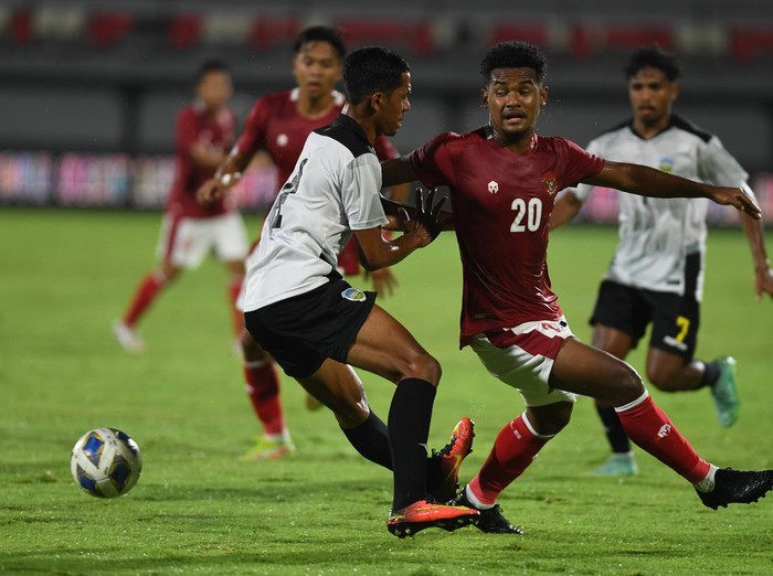 Pemain Timnas Indonesia Ronaldo (kiri) dihadang oleh pemain Timnas Timor Leste Orcelio Nobelito dalam pertandingan sepak bola Leg 1 FIFA Matchday di Stadion I Wayan Dipta, Gianyar, Bali, Kamis (27/1/2022). Indonesia menang atas Timor Leste dengan skor 4-1. ANTARA FOTO/Nyoman Budhiana/hp.